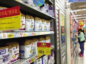 食品标签新标准实施 老包装洋奶粉大幅降价清货